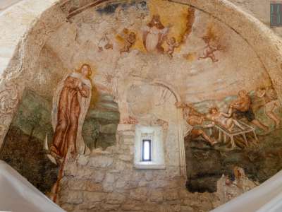 ...e la figura della Madonna con il sole, fonte di luce, alle sue spalle. Al centro invece c�� San Sisto Papa con quattro angeli
